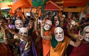 Overwinningsroes bij aanhangers van de BJP. beeld AFP, Biju Boro