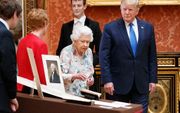 De 93-jarige koningin Elizabeth geeft de Amerikaanse president Trump een rondleiding door Buckingham Palace. beeld AFP