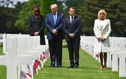 Trump en Macron met hun echtgenotes op de Amerikaanse begraafplaats in Colleville-sur-Mer. beeld AFP