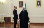 De Duitse minister van Buitenlandse Zaken Heiko Maas was maandag in Teheran voor overleg over het Iraanse atoomprogramma. Hij ontmoette onder anderen de Iraanse president Rohani (r.). beeld AFP