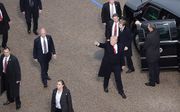 WASHINGTON. Tegen de regels in stapte Trump vrijdag uit de presidentiële auto om het laatste stukje naar het Witte Huis te lopen. beeld AFP, Brendan Smialowski