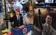 Een speelgoedfabrikant in Hong Kong plaatst een pop van Trump naast die van Hitler. Beeld AFP