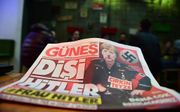 In Turkse kranten wordt Merkel openlijk als nazi neergezet. beeld AFP, YASIN AKGUL
