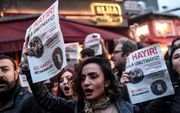 ISTANBUL. Nee-stemmers betogen in de Turkse stad Istanbul. Zij werden zondag teleurgesteld. De Turkse president Erdogan kreeg een minieme meerderheid om zijn voorgestelde grondwetswijzigingen door te voeren. beeld AFP, Ozan Kose