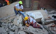 Reddingswerkers zoeken naar overlevenden van de aardbeving in Mexico. beeld AFP, Ronaldo Schemidt