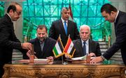 Vertegenwoordigers van Fatah (r.) en Hamas tekenen een verzoeningsovereenkomst in Caïro, 12 oktober. beeld AFP, Khaled Desouki
