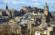 De Schotse hoofdstad Edinburgh, met links op de achtergrond de vergaderzaal van de synode van de Church of Scotland. beeld RD
