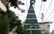 De kerstboom van Fassuta is de attractie van de kerst- en oudjaarmarkt in Fassuta. beeld Alfred Muller