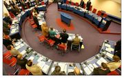 De gemeenteraad van Ede tijdens het uitspreken van het ambtsgebed in 2007. beeld RD, Henk Visscher