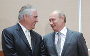 Rex Tillerson en de Russische president Poetin in 2011. beeld EPA