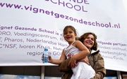 Volksgezondheidminister Edith Schippers in 2012 samen met een leerling van de Anne Frankschool in Den Haag, tijdens de lancering van het Vignet Gezonde School. Het vignet is een waardering voor scholen die structureel bezig zijn met gezondheid. beeld ANP,