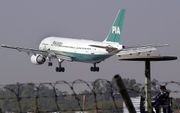 Een vliegtuig landt op Islamabad airport. beeld EPA
