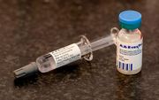 „Ouders die weigeren om hun kind te laten inenten, moeten worden gekort op de kinderbijslag, heeft het IVM bedacht.” beeld ANP, Robin van Lonkhuijsen