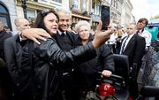 PVV-leider Geert Wilders gaat op de foto tijdens een bezoek aan Gouda in het kader van de aanstaande Europese verkiezingen. beeld ANP, Martijn Beekman