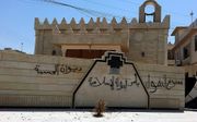 Een kerk in Mosul, door IS besmeurd met graffiti. Beeld EPA