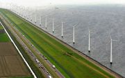 „We zullen veel meer moeten investeren in groene energiebronnen, zoals wind-, zonne- en getijdenenergie en aardwarmte, en in batterijen om de energie op te slaan.” Foto: windmolenpark Noordoostpolder. beeld ANP, Bram van de Biezen