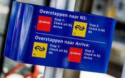 Treinreizigers in Overijssel hoeven binnenkort niet meer in en uit te checken bij een overstap tussen verschillende regionale vervoerders. beeld ANP