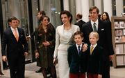 De Luxemburgse prins Louis, zijn vrouw prinses Tessy en hun kinderen Noah (R) en Gabriel. beeld EPA
