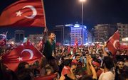 Turken vieren in Istanbul het mislukken van de staatsgreep. beeld EPA, Marius Becker