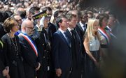 Premier Valls (midden) tijdens herdenking slachtoffers aanslag Nice. beeld EPA