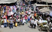 „Het probleem van de overbevolking is in Kenia, maar ook in verreweg de meeste andere Afrikaanse landen, alleen maar groter geworden.” Foto: kledingmarkt in de Keniaanse hoofdstad Nairobi. beeld EPA, Daniel Irungu
