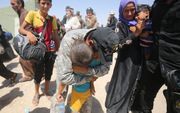 Mensen uit Mosul worden herenigd met eerder op de vlucht geslagen familieleden. beeld AFP