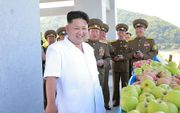 Leider Kim Jong-Un inspecteert een appelboomgaard. beeld AFP