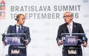 Raadsvoorzitter Tusk (links) en Commissievoorzitter Juncker.   beeld AFP / Stringer