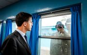 Minister-president Mark Rutte staat oog in oog met een Noord-Koreaanse militair die hem fotografeert tijdens zijn bezoek aan de Conference Row in de JSA (Joint Security Area) op de grens van Noord- en Zuid-Korea. beeld ANP