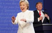 Clinton (l.) en Trump tijdens hun laatste verkiezingsdebat. Beeld AFP