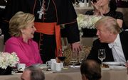 Bij het Alfred E. Smith Memorial Foundation Dinner maakten de kandidaten Trump en Clinton traditiegetrouw zichzelf en elkaar belachelijk. beeld AFP