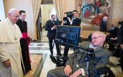 Stephen Hawking sprak maandag in Rome met paus Franciscus. beeld AFP