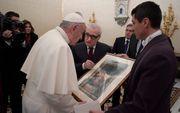 Paus Franciscus ontmoet regisseur Martin Scorsese in Vaticaanstad bij de presentatie van zijn film Silence. beeld AFP/Osservatore Romano