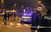 Italiaanse en Duitse politieagenten op de plek in Milaan waar Anis Amri, de 24-jarige verdachte van de aanslagen in Berlijn, werd doodgeschoten. Amri sympathiseerdevermoedelijk met Islamitische Staat. beeld EPA
