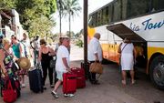 Toeristen vertrekken uit Gambia. beeld AFP