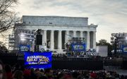 De bezoekers en aanhangers van Trump wonen het Voices of the People concert bij. Het feest bij het Lincoln Memorial markeert de opening van de inauguratie van Donald Trump tot president van de Verenigde Staten. beeld ANP
