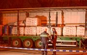 Politiemedewerkers inspecteren een vrachtwagen met aanhanger waar grondstoffen werden aangetroffen waarmee 1 miljard xtc-pillen kunnen worden gemaakt. beeld ANP, Ginopress