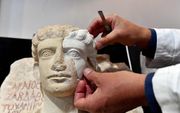 Een mannelijke buste uit Palmyra met een prothese van hars. beeld AFP
