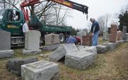 Herstelwerkzaamheden op een Joodse begraafplaats in Missouri. beeld AFP