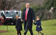 Trump met kleinkinderen bij het Witte Huis. beeld AFP
