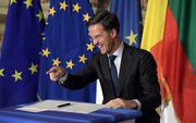 De Nederlandse premier Mark Rutte zet een handtekening onder een Verklaring van Rome waarmee hij, samen met 26 andere EU-leiders de eurosceptische buitenwereld wil tonen dat hij de eenheid bewaart. Dat gebeurde in dezelfde zaal als waar precies zestig jaa