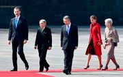 De Spaanse koning Felipe en zijn vrouw Letizia zijn woensdagochtend (lokale tijd) ontvangen op het keizerlijk paleis in Tokio. De Japanse keizer Akihito en zijn vrouw keizerin Michiko ontvingen het Spaanse koningspaar. beeld AFP