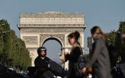 De Champs-Elysées met de Arc de Triomphe, een dag na de aanslag. beeld AFP