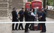 De Britse politie heeft donderdag een terreurverdachte opgepakt in Londen. Agenten arresteerden de man in Whitehall, waar meerdere ministeries zijn gevestigd.  beeld EPA