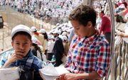Duizenden christenen waren zaterdag bijeen in een stadion in de Egyptische hoofdstad Caïro, waar paus Franciscus een kerkdienst leidde. beeld EPA