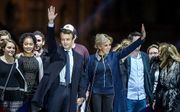 Emmanuel Macron (l.) en zijn vrouw Brigitte Trogneux vieren de overwinning. beeld EPA