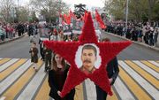 Een portret van Stalin wordt meegedragen tijdens een Russische herdenking van de Tweede Wereldoorlog. beeld AFP