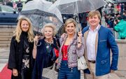 Koning Willem-Alexander, koningin Máxima, prinses Beatrix en prinses Mabel woensdag in een regenachtig Oslo. beeld ANP