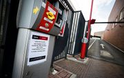 Deze kaartenautomaat bij parkeergarage Q-Park Corridor in Veenendaal was in mei 2017 buiten werking vanwege een cyberaanval. beeld ANP