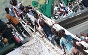 Migranten gaan van boord in de Italiaanse havenstad Salerno. beeld AFP